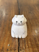 Chargez l'image dans le visionneur de galerie, Chat Blanc Hachiware Figurine en Bois - T-Lab.