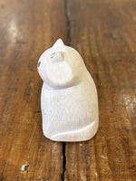 Chargez l'image dans le visionneur de galerie, Chat Blanc Hachiware Figurine en Bois - T-Lab.